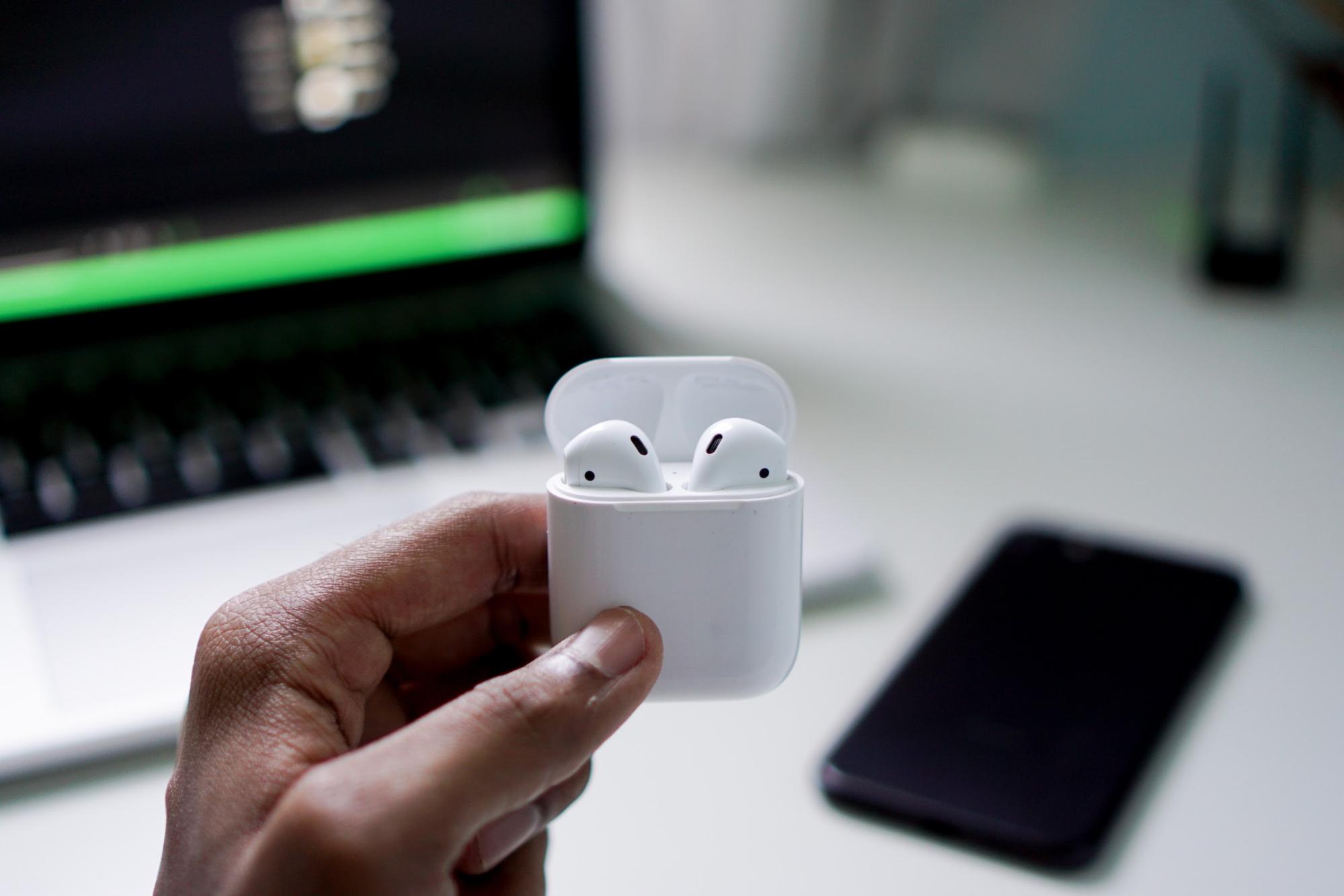 The hidden dangers of earbuds for teenagers and adults The hidden dangers of earbuds for teenagers and adults