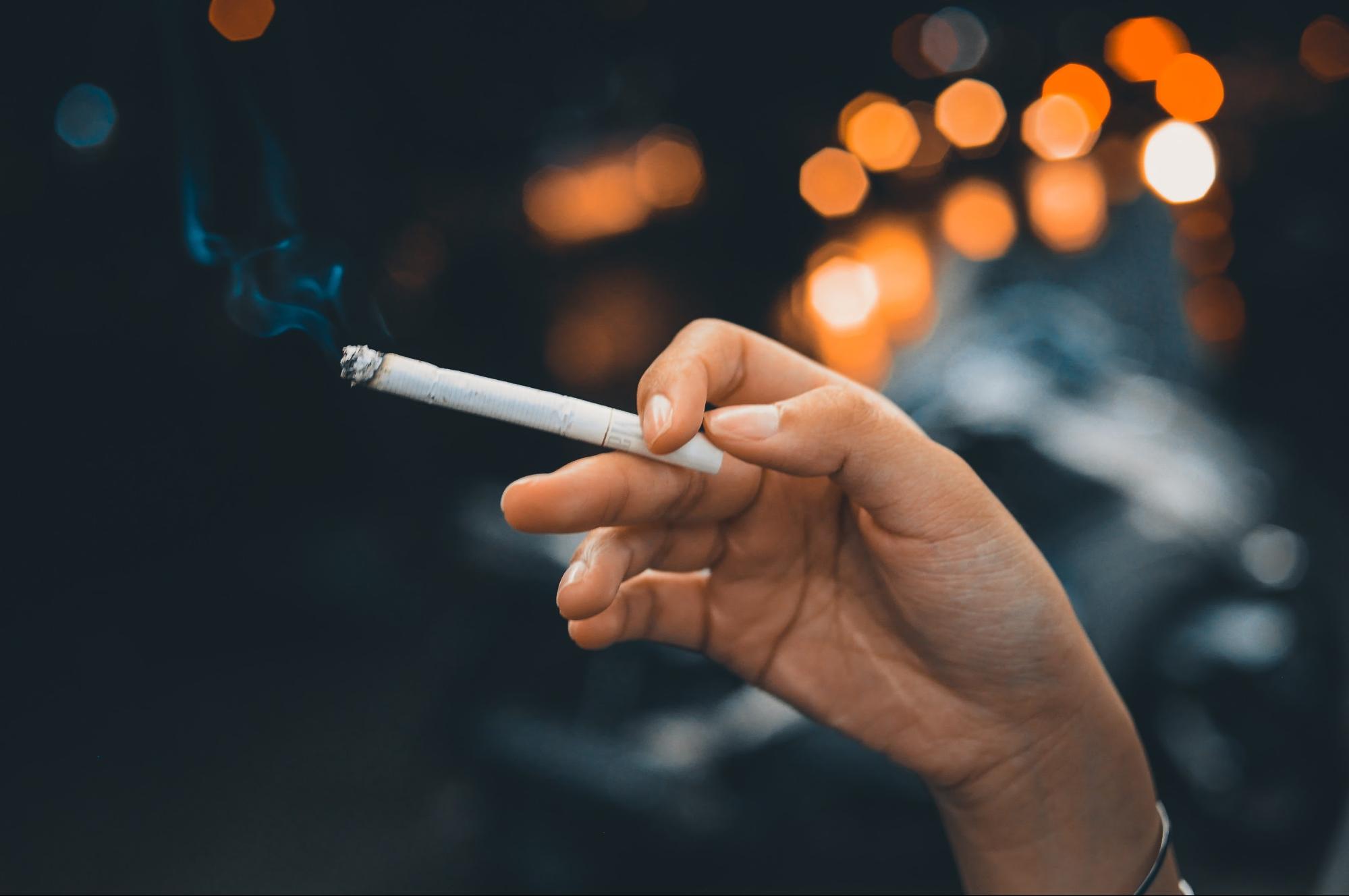 hút thuốc lá cũng có thể làm răng khôn bị nhiễm trùng